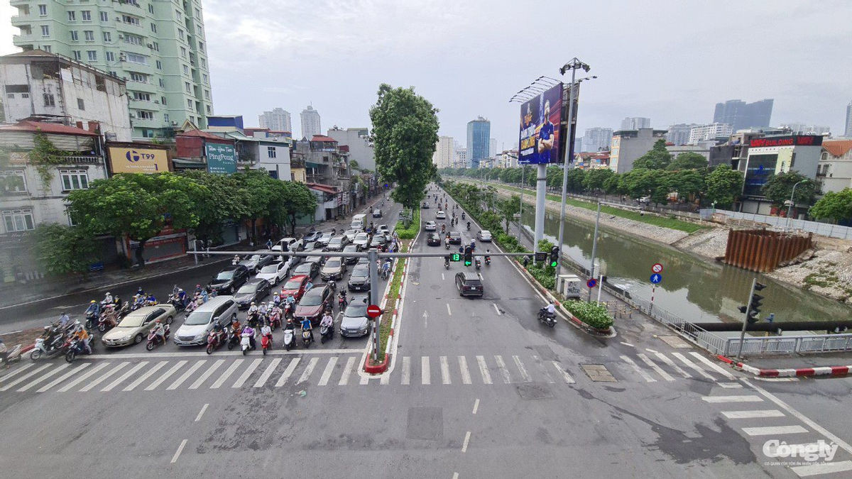 Đường phố Hà Nội nườm nượp như chưa có lệnh cấm - Ảnh 1.