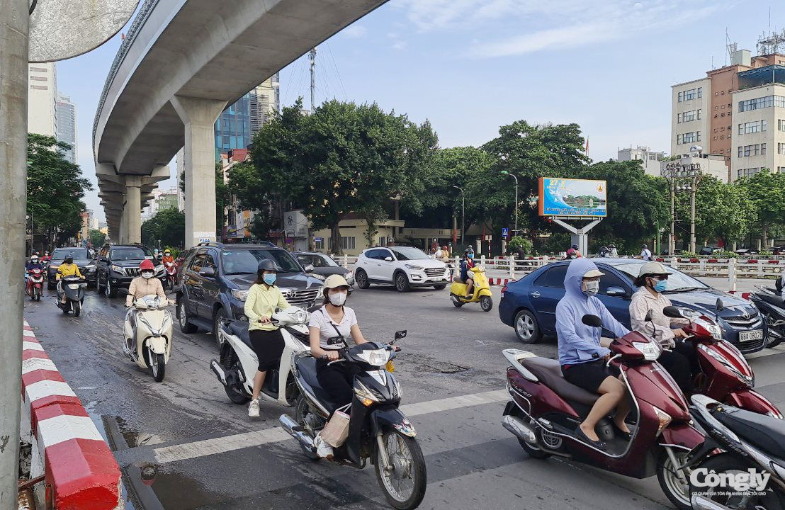 Đường phố Hà Nội nườm nượp như chưa có lệnh cấm - Ảnh 4.