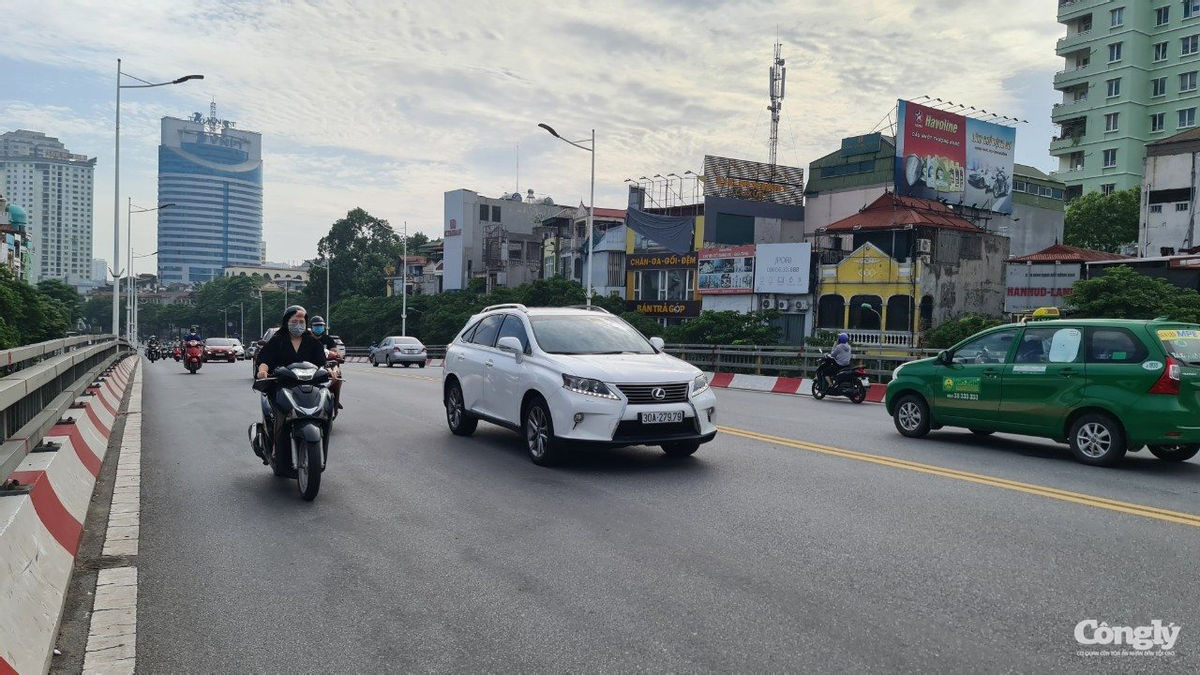 Đường phố Hà Nội nườm nượp như chưa có lệnh cấm - Ảnh 3.