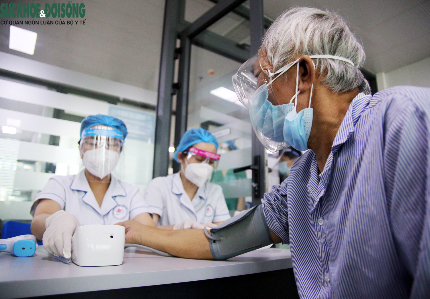 [Ảnh]: Gần 300 bệnh nhân chạy thận nhân tạo được tiêm vaccine phòng COVID-19 ở Hà Nội - Ảnh 3.