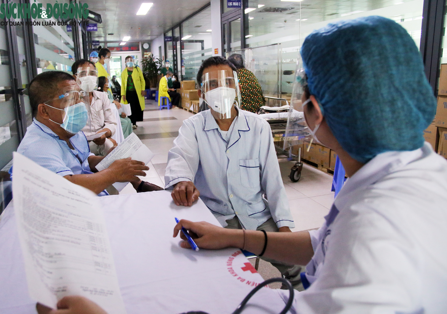 [Ảnh]: Gần 300 bệnh nhân chạy thận nhân tạo được tiêm vaccine phòng COVID-19 ở Hà Nội - Ảnh 9.