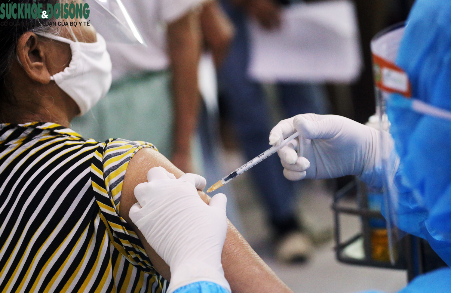 [Ảnh]: Gần 300 bệnh nhân chạy thận nhân tạo được tiêm vaccine phòng COVID-19 ở Hà Nội - Ảnh 14.