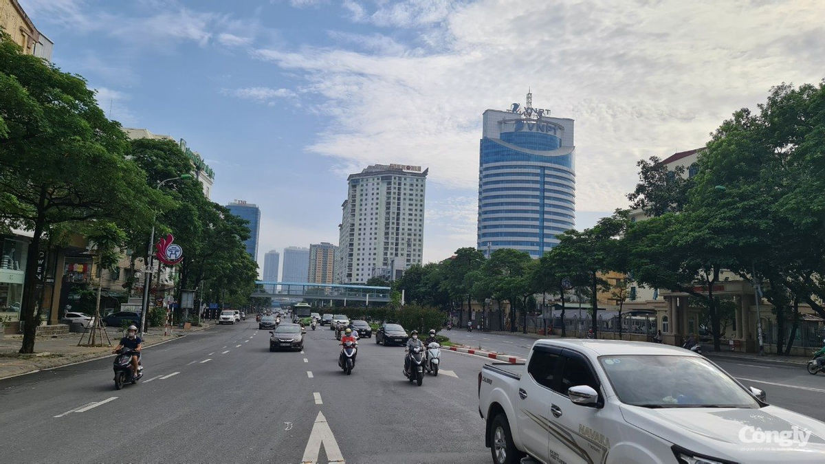Đường phố Hà Nội nườm nượp như chưa có lệnh cấm - Ảnh 2.