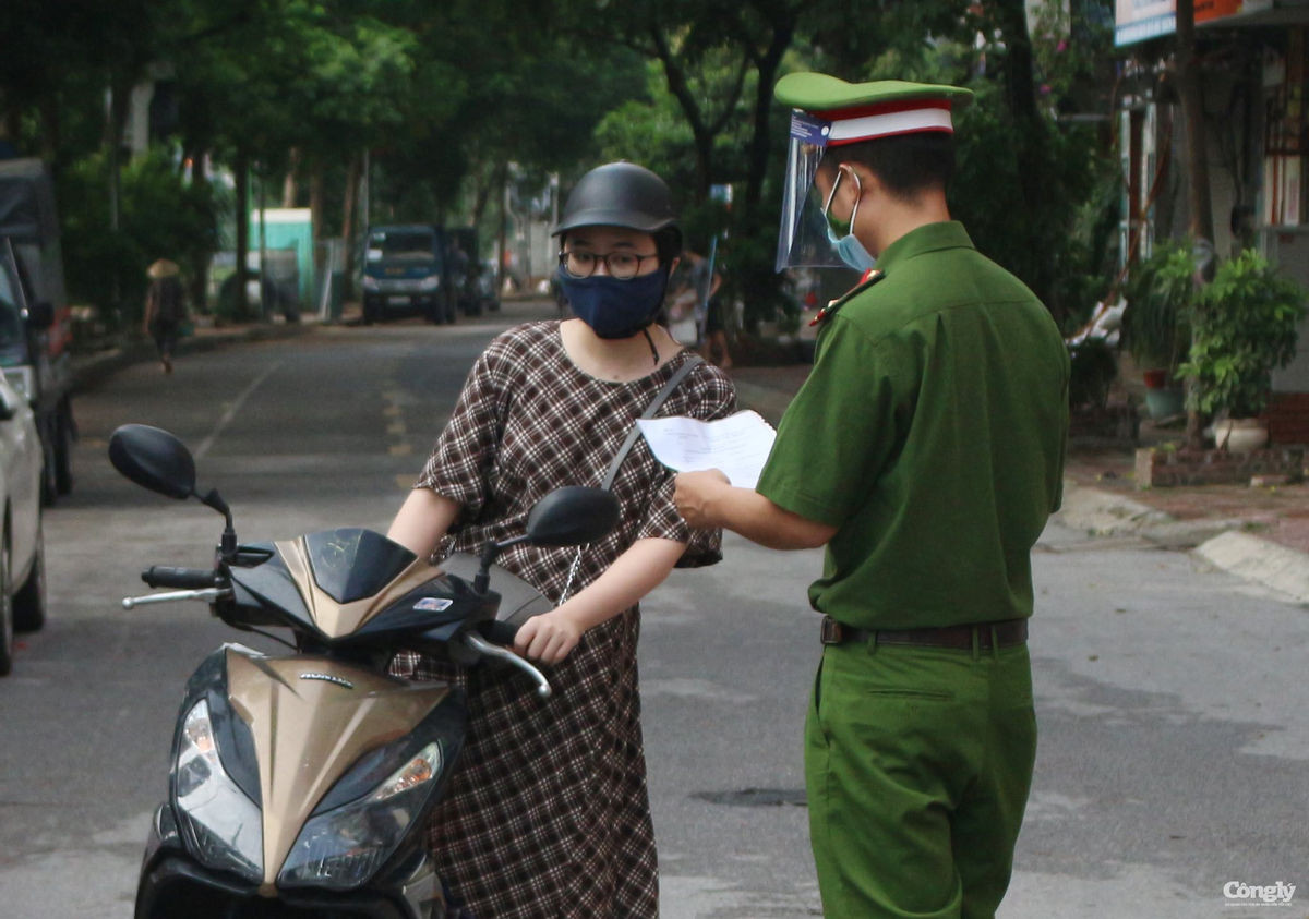 Đường phố Hà Nội nườm nượp như chưa có lệnh cấm - Ảnh 11.