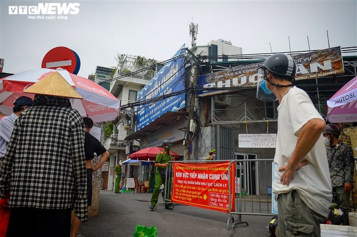 Hà Nội: Dân xếp hàng gửi tiếp tế trước khu vực phong toả ở phường Chương Dương - Ảnh 11.