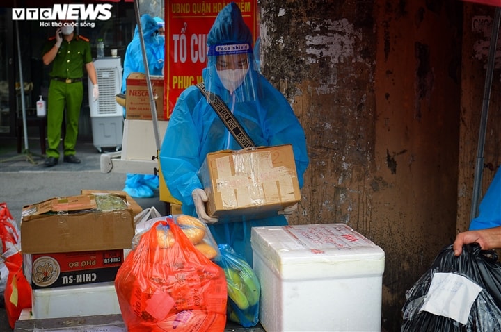 Hà Nội: Dân xếp hàng gửi tiếp tế trước khu vực phong toả ở phường Chương Dương - Ảnh 7.