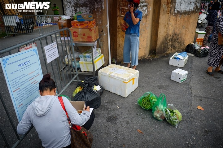 Hà Nội: Dân xếp hàng gửi tiếp tế trước khu vực phong toả ở phường Chương Dương - Ảnh 10.