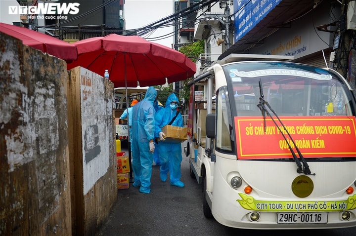 Hà Nội: Dân xếp hàng gửi tiếp tế trước khu vực phong toả ở phường Chương Dương - Ảnh 8.