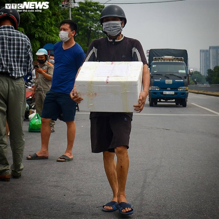 Hà Nội: Dân xếp hàng gửi tiếp tế trước khu vực phong toả ở phường Chương Dương - Ảnh 5.