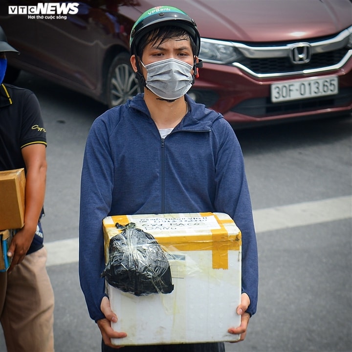 Hà Nội: Dân xếp hàng gửi tiếp tế trước khu vực phong toả ở phường Chương Dương - Ảnh 4.