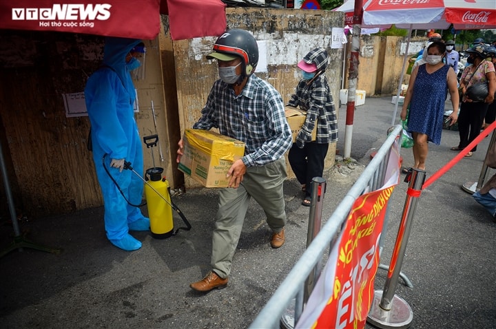 Hà Nội: Dân xếp hàng gửi tiếp tế trước khu vực phong toả ở phường Chương Dương - Ảnh 6.