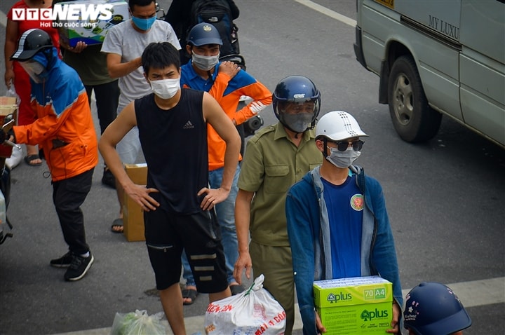 Hà Nội: Dân xếp hàng gửi tiếp tế trước khu vực phong toả ở phường Chương Dương - Ảnh 13.