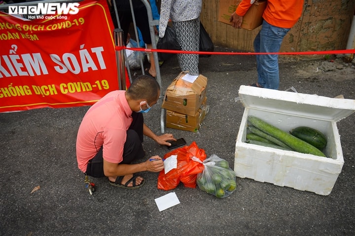 Hà Nội: Dân xếp hàng gửi tiếp tế trước khu vực phong toả ở phường Chương Dương - Ảnh 9.