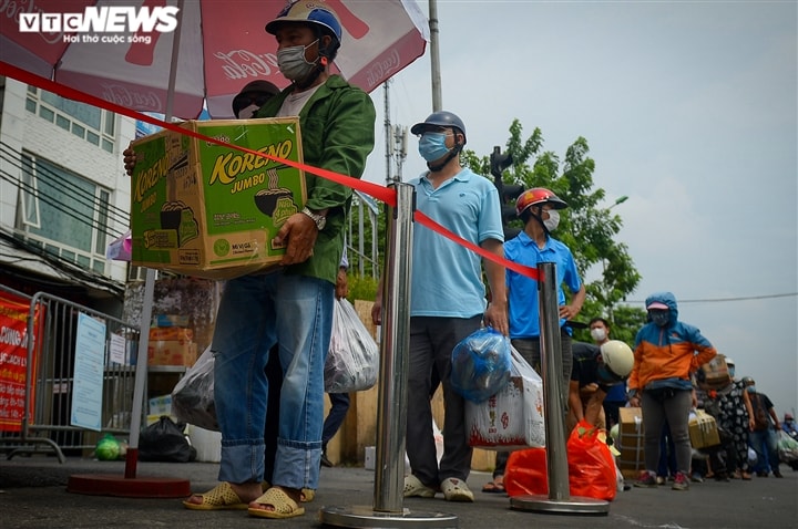 Hà Nội: Dân xếp hàng gửi tiếp tế trước khu vực phong toả ở phường Chương Dương - Ảnh 3.