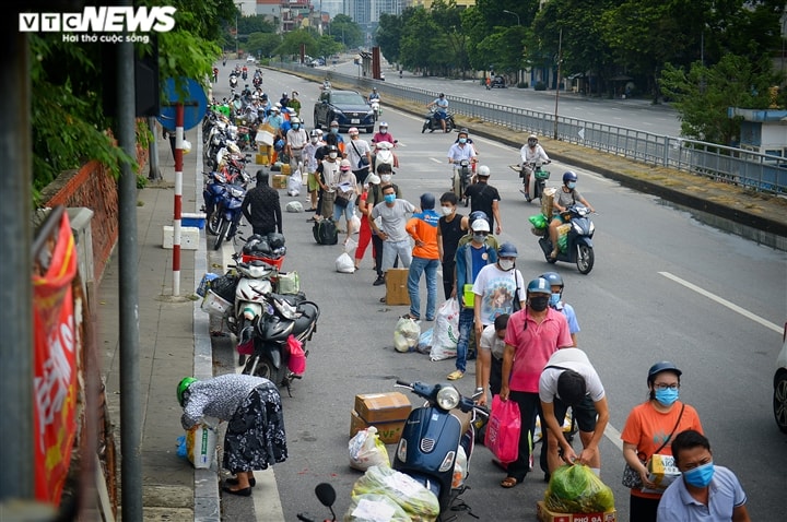 Hà Nội: Dân xếp hàng gửi tiếp tế trước khu vực phong toả ở phường Chương Dương - Ảnh 2.
