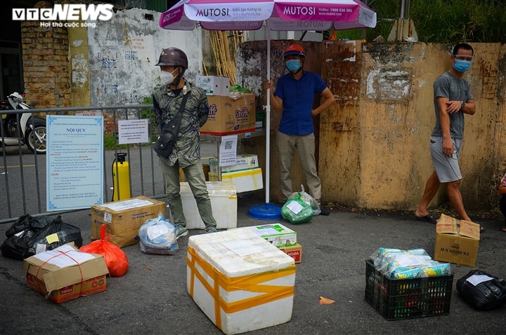 Hà Nội: Dân xếp hàng gửi tiếp tế trước khu vực phong toả ở phường Chương Dương - Ảnh 14.