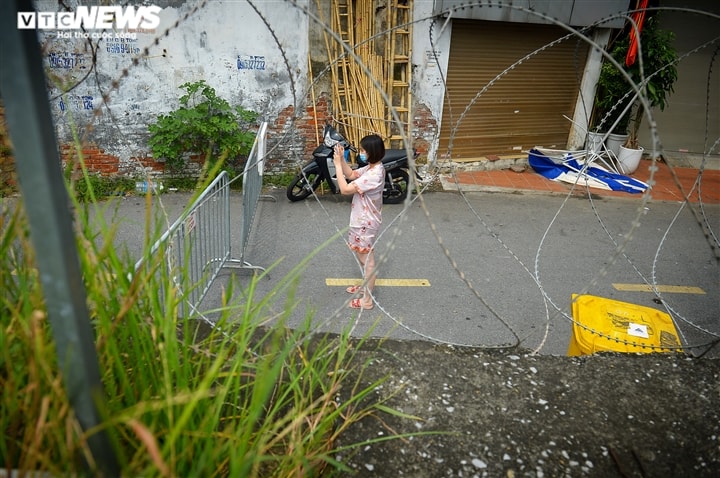 Hà Nội: Dân xếp hàng gửi tiếp tế trước khu vực phong toả ở phường Chương Dương - Ảnh 15.