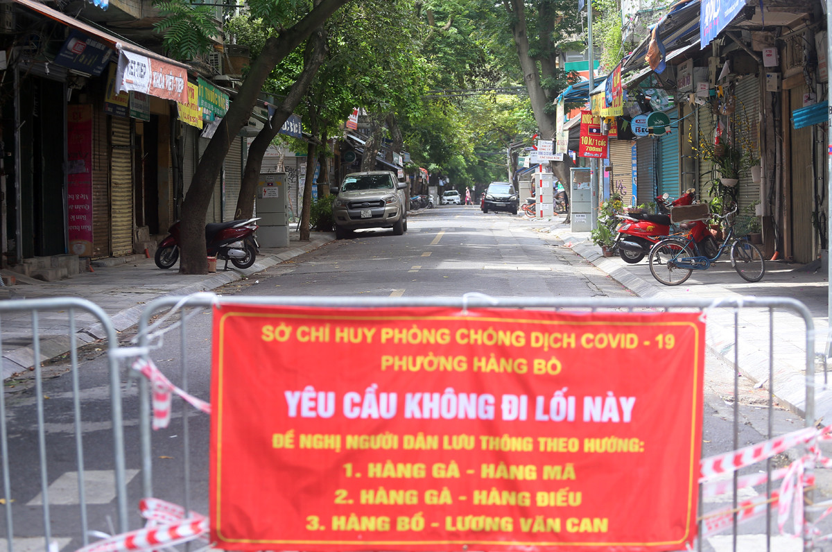 Hà Nội: Cảnh tượng khó tin trên phố Hàng Mã dịp Rằm tháng 7 - Ảnh 12.