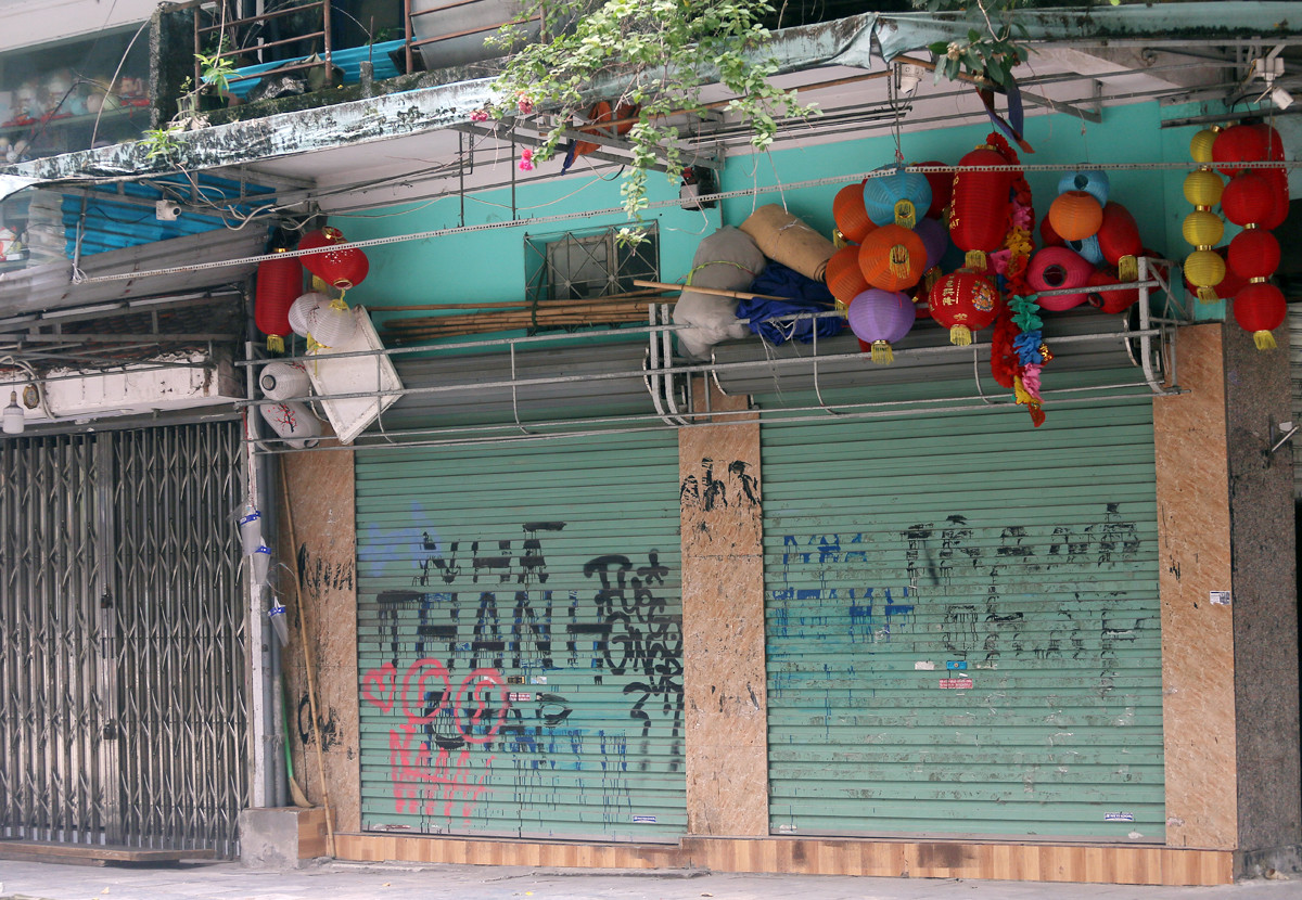 Hà Nội: Cảnh tượng khó tin trên phố Hàng Mã dịp Rằm tháng 7 - Ảnh 11.
