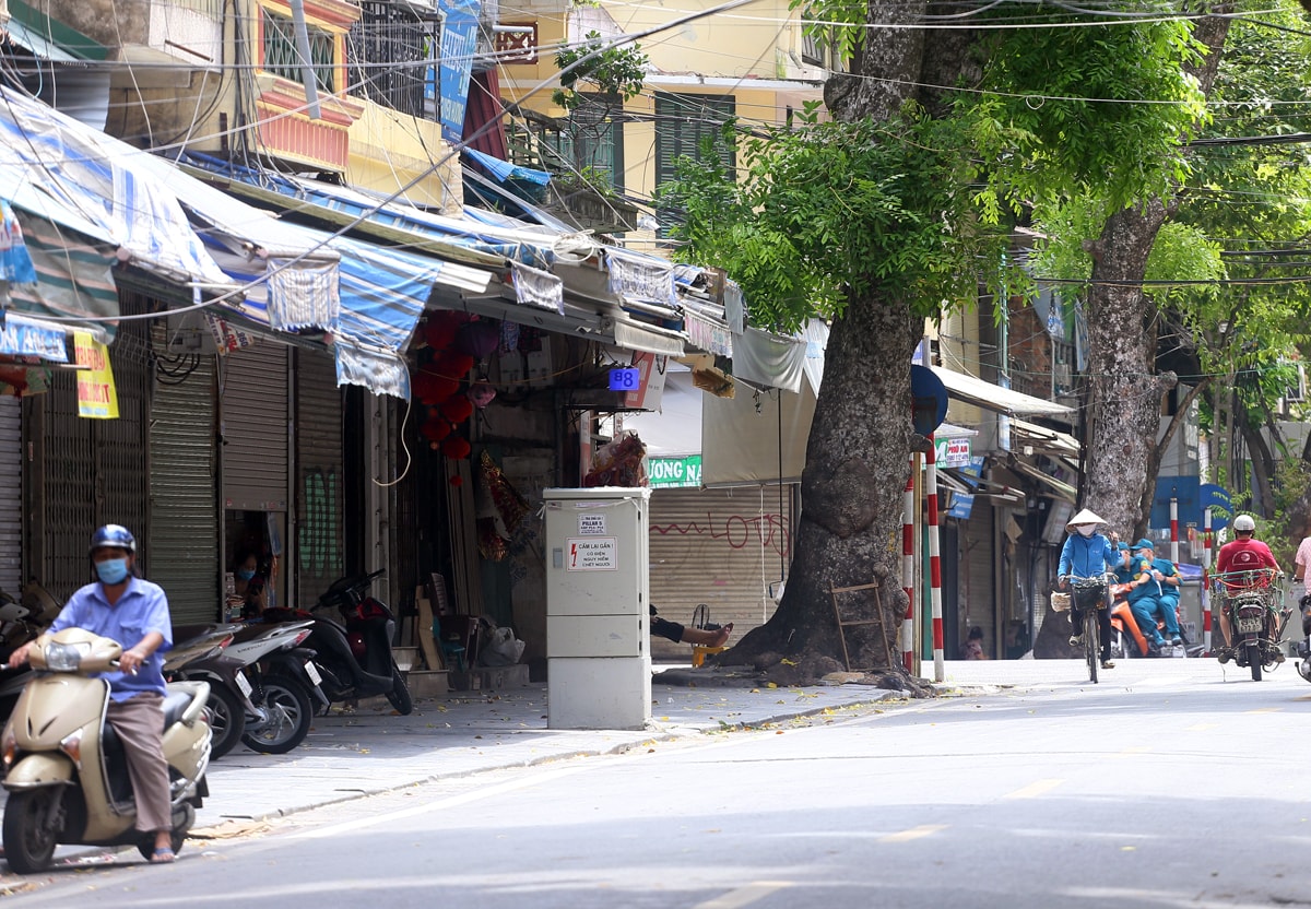 Hà Nội: Cảnh tượng khó tin trên phố Hàng Mã dịp Rằm tháng 7 - Ảnh 8.