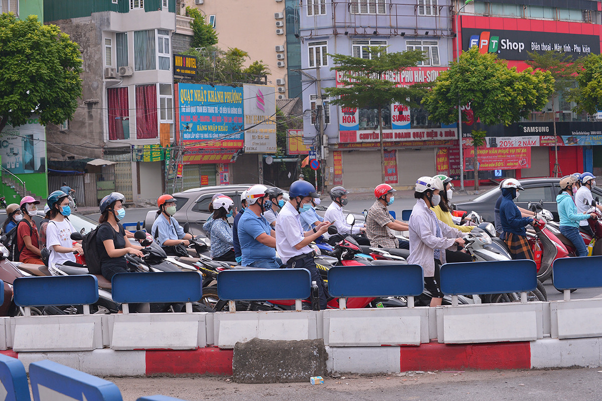 Đường phố Hà Nội ra sao trong ngày đầu tiên của đợt giãn cách thứ ba - Ảnh 8.