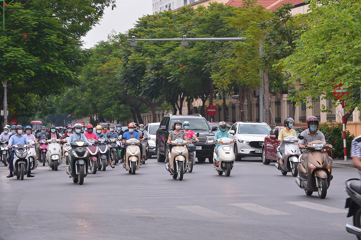 Đường phố Hà Nội ra sao trong ngày đầu tiên của đợt giãn cách thứ ba - Ảnh 9.