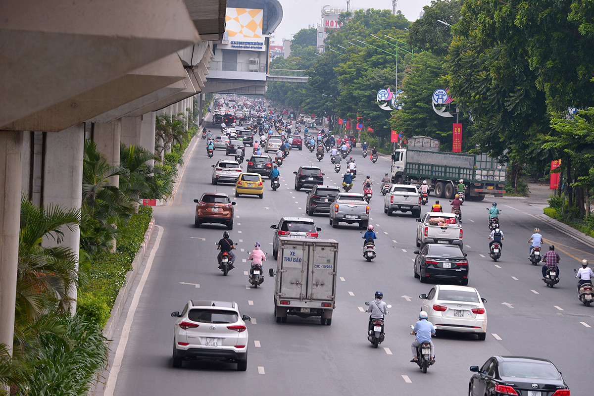 Đường phố Hà Nội ra sao trong ngày đầu tiên của đợt giãn cách thứ ba - Ảnh 2.