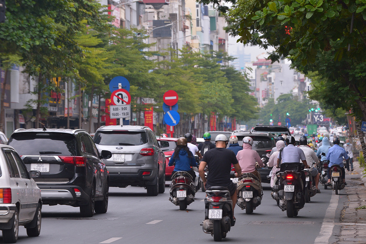 Đường phố Hà Nội ra sao trong ngày đầu tiên của đợt giãn cách thứ ba - Ảnh 7.