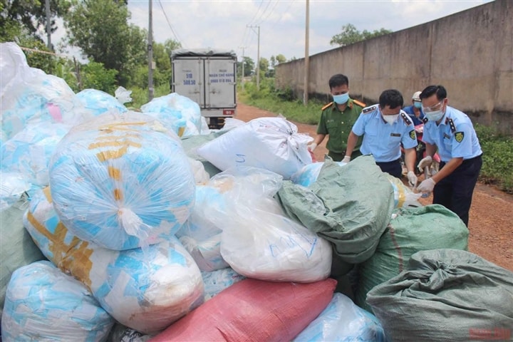 Phát hiện nhiều cơ sở tái chế khẩu trang, găng tay y tế - Ảnh 1.