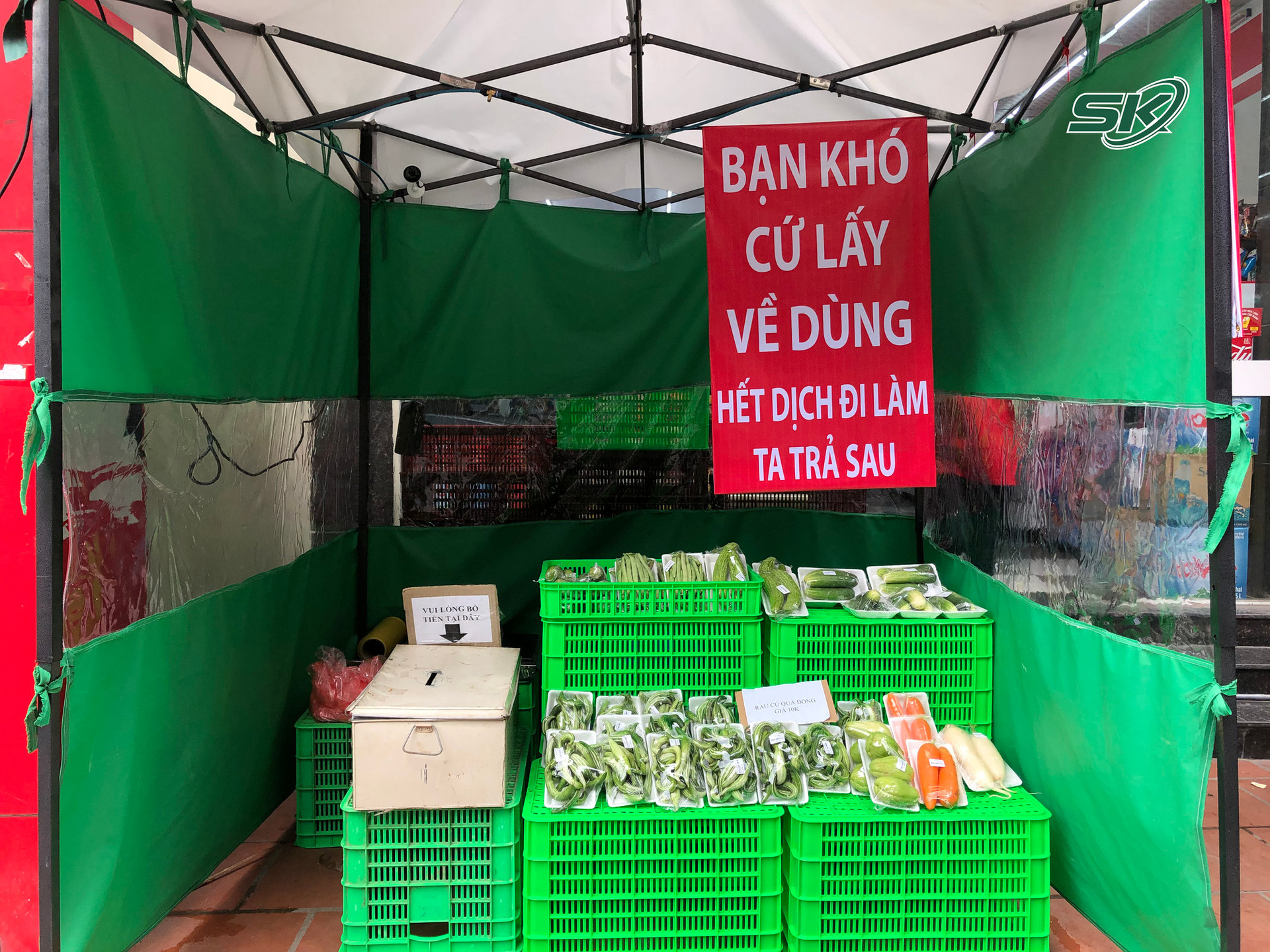 “Cửa hàng giãn cách không người bán” đồng giá 10 ngàn, người khó khăn ở Hà Nội cứ đến lấy về dùng, tiền trả “lúc nào cũng được” - Ảnh 3.