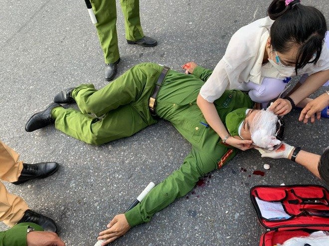 Hà Nội: Liên tiếp những vụ 'thông chốt' kiểm soát COVID-19, đâm chiến sĩ công an bị thương - Ảnh 2.