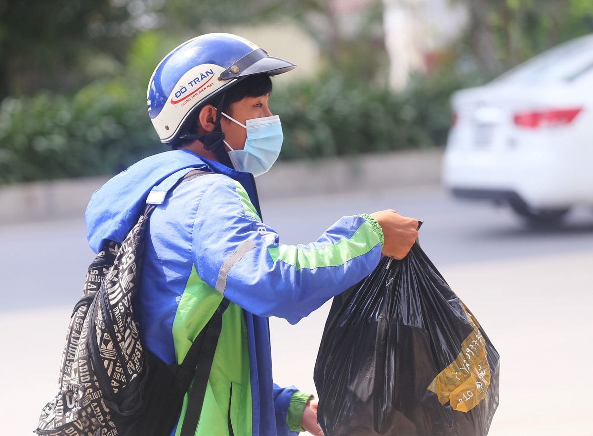 Hà Nội: Liên tiếp phát hiện người mắc COVID-19, các chốt kiểm soát ngõ 328, 330 Nguyễn Trãi thắt chặt - Ảnh 15.