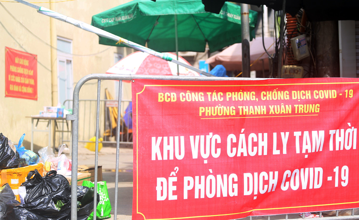 Hà Nội: Liên tiếp phát hiện người mắc COVID-19, các chốt kiểm soát ngõ 328, 330 Nguyễn Trãi thắt chặt - Ảnh 3.