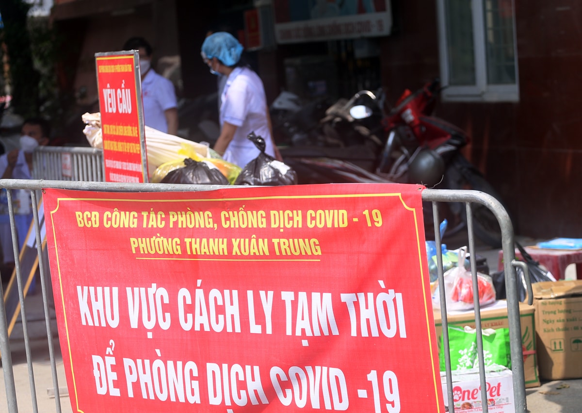 Hà Nội: Liên tiếp phát hiện người mắc COVID-19, các chốt kiểm soát ngõ 328, 330 Nguyễn Trãi thắt chặt - Ảnh 4.