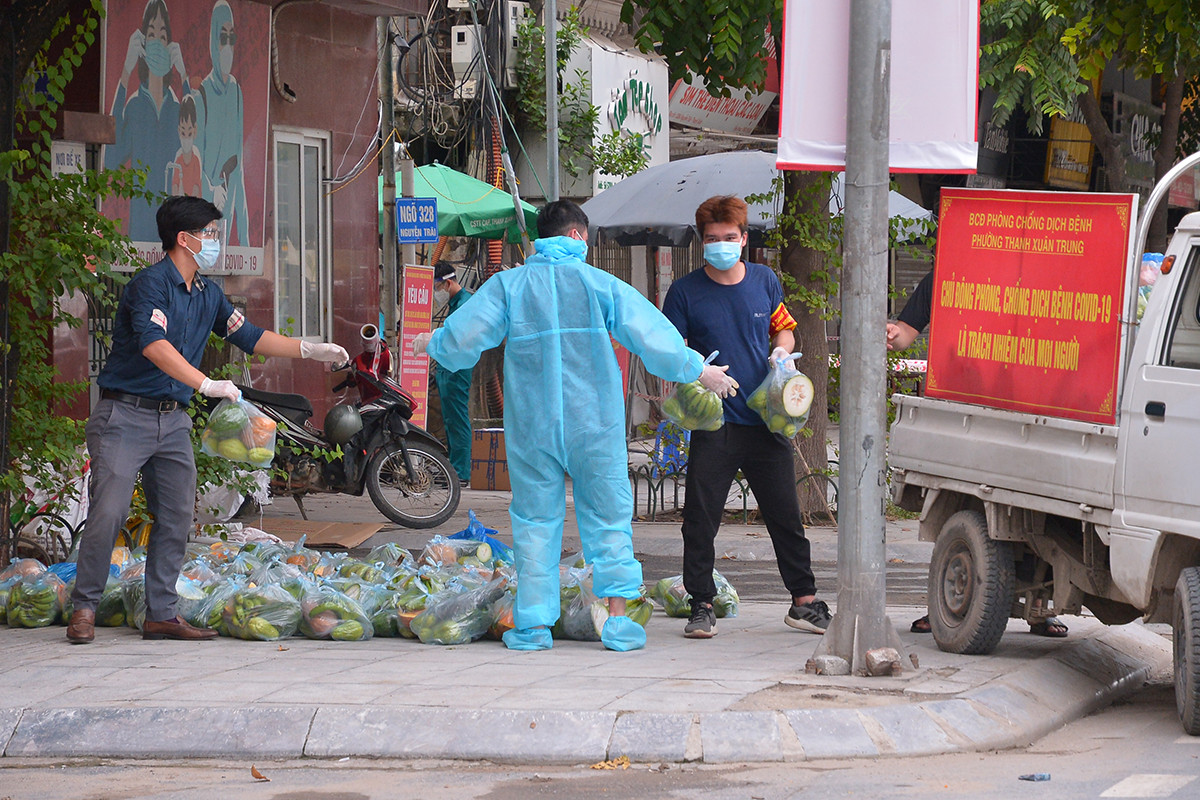 Hà Nội: Gõ cửa từng nhà phát lương thực cho người dân tại ổ dịch nóng Thanh Xuân Trung - Ảnh 2.