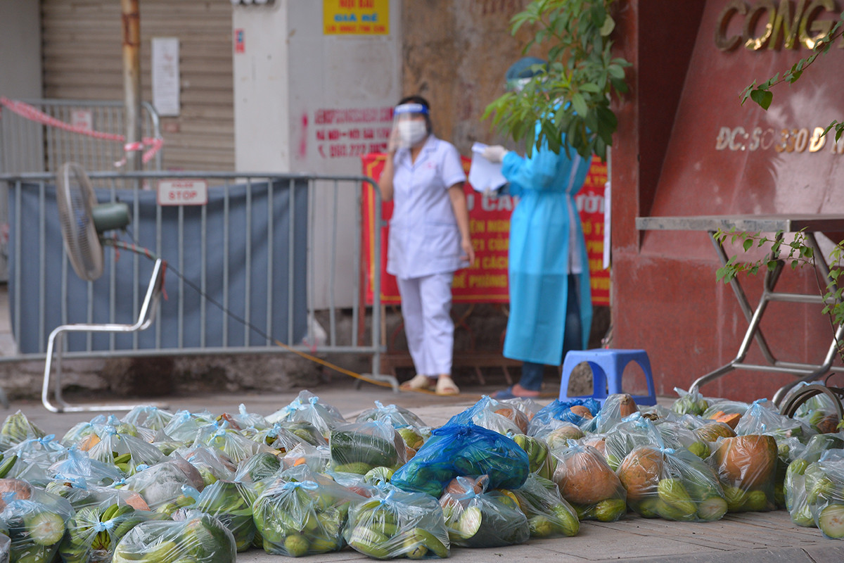 Hà Nội: Gõ cửa từng nhà phát lương thực cho người dân tại ổ dịch nóng Thanh Xuân Trung - Ảnh 3.