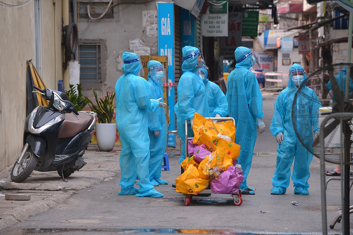 Hà Nội: Gõ cửa từng nhà phát lương thực cho người dân tại ổ dịch nóng Thanh Xuân Trung - Ảnh 12.