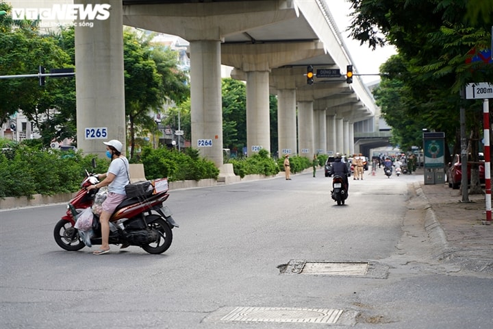 Ảnh: Tổ 'cơ động mạnh' đón lõng, bắt hàng loạt xe quay đầu né chốt ở Hà Nội - Ảnh 1.