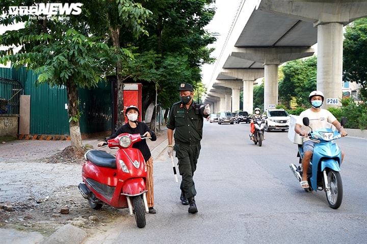 Ảnh: Tổ 'cơ động mạnh' đón lõng, bắt hàng loạt xe quay đầu né chốt ở Hà Nội - Ảnh 6.