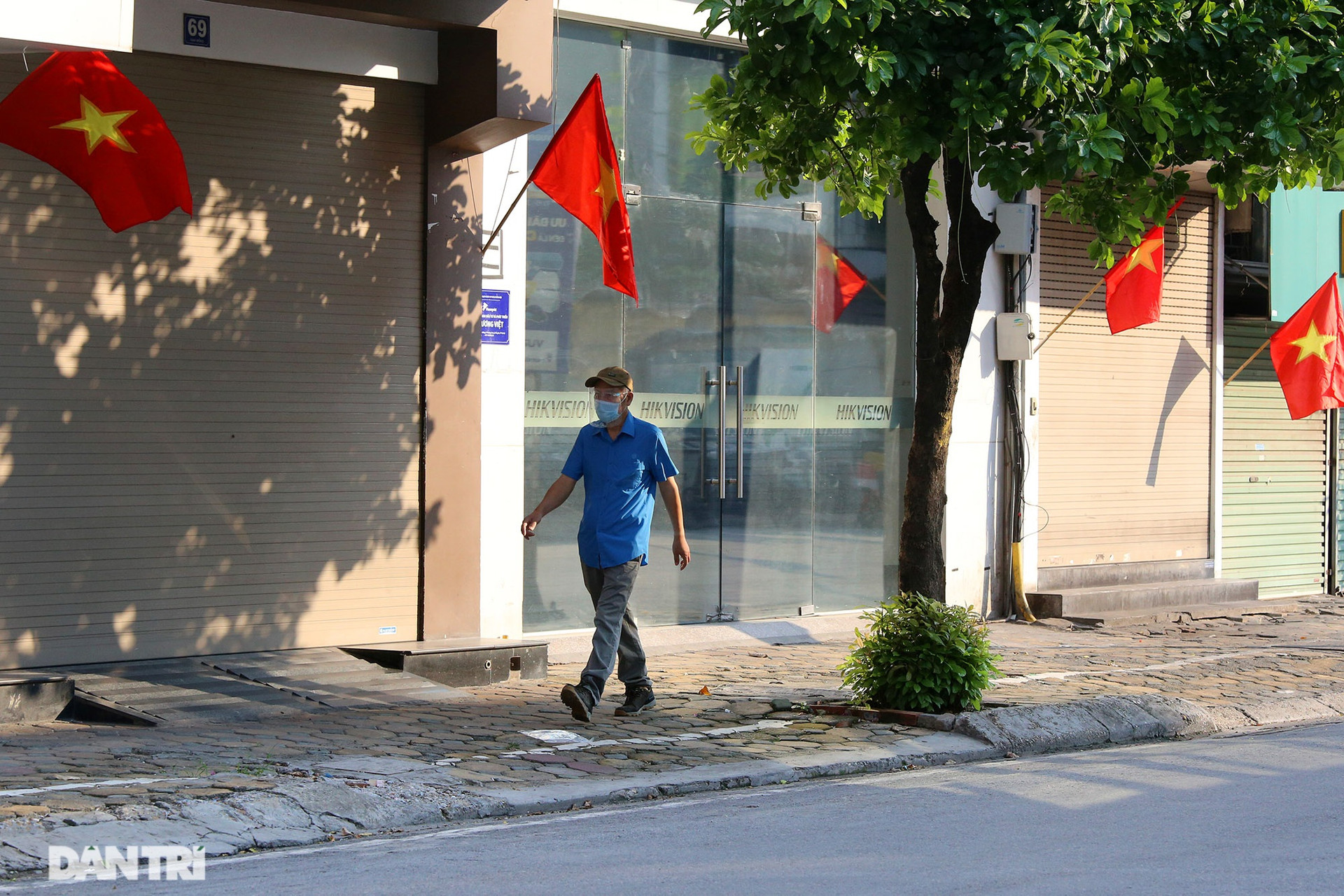 Quốc kỳ đỏ rực dịp kỷ niệm 2/9 trong thời điểm giãn cách xã hội - Ảnh 8.