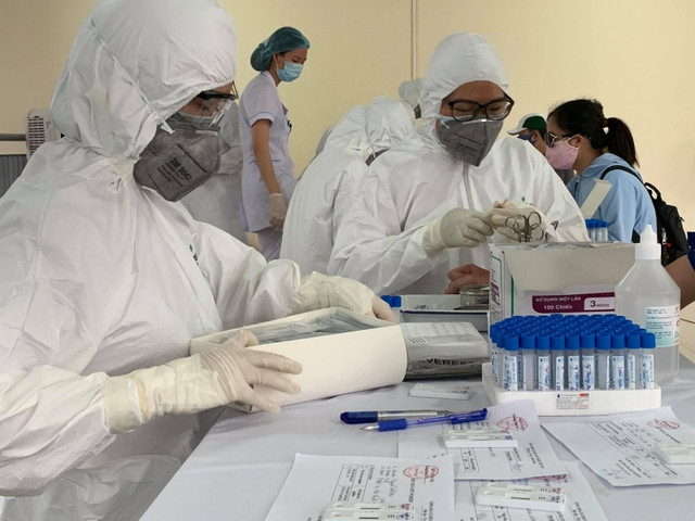 Thêm 20 người ở Hà Nội dương tính với virus SARS-CoV-2 - Ảnh 1.