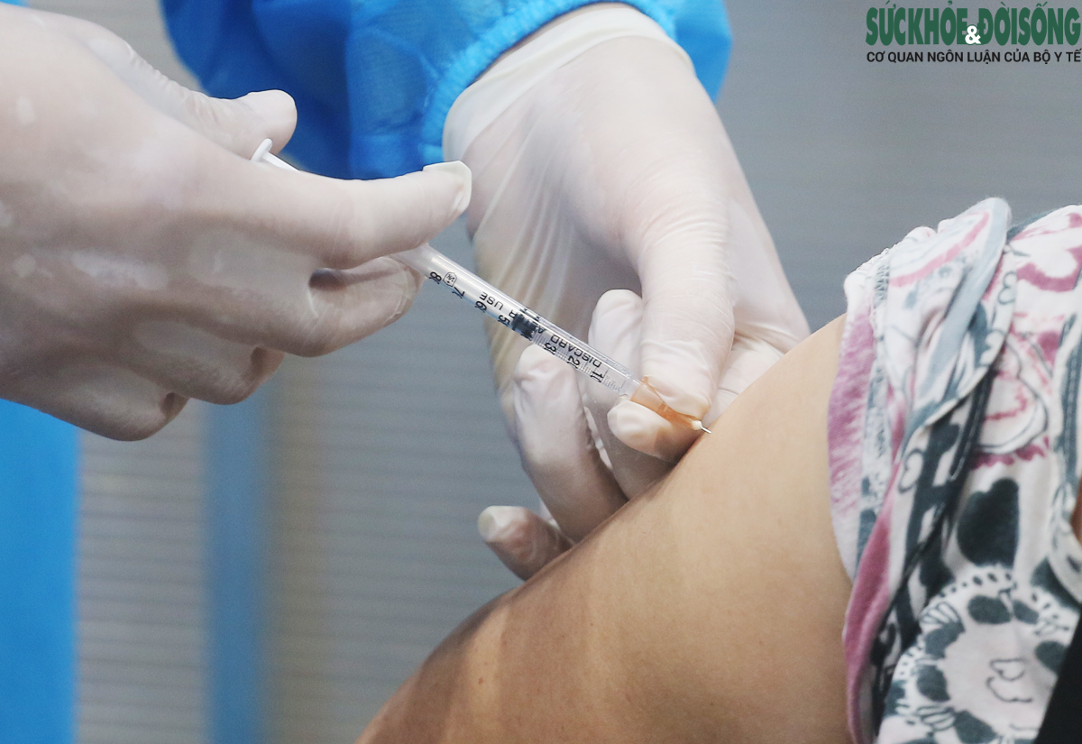 [Ảnh] Hà Nội tăng tốc tiêm vaccine COVID-19 mũi 1 cho 100% người từ 18 tuổi trở lên - Ảnh 15.