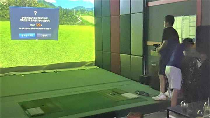 Hà Nội: 25 người nước ngoài chơi golf điện tử giữa lúc giãn cách - Ảnh 1.