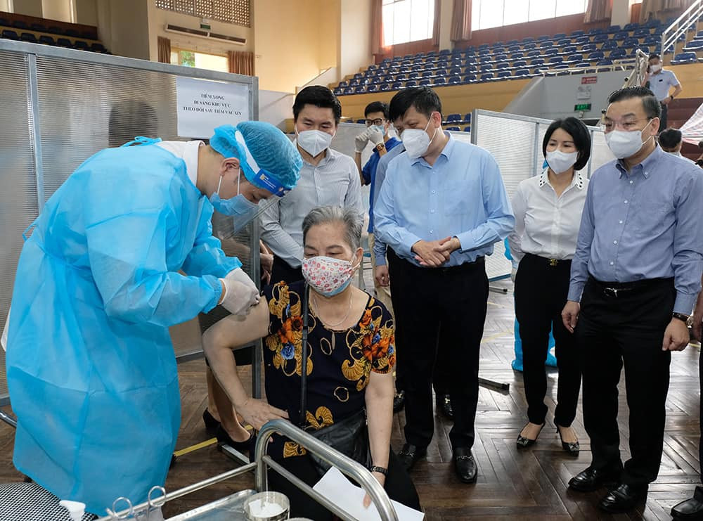 Công suất tiêm vaccine COVID-19 ở Hà Nội đạt mức cao nhất từ trước tới nay - Ảnh 1.