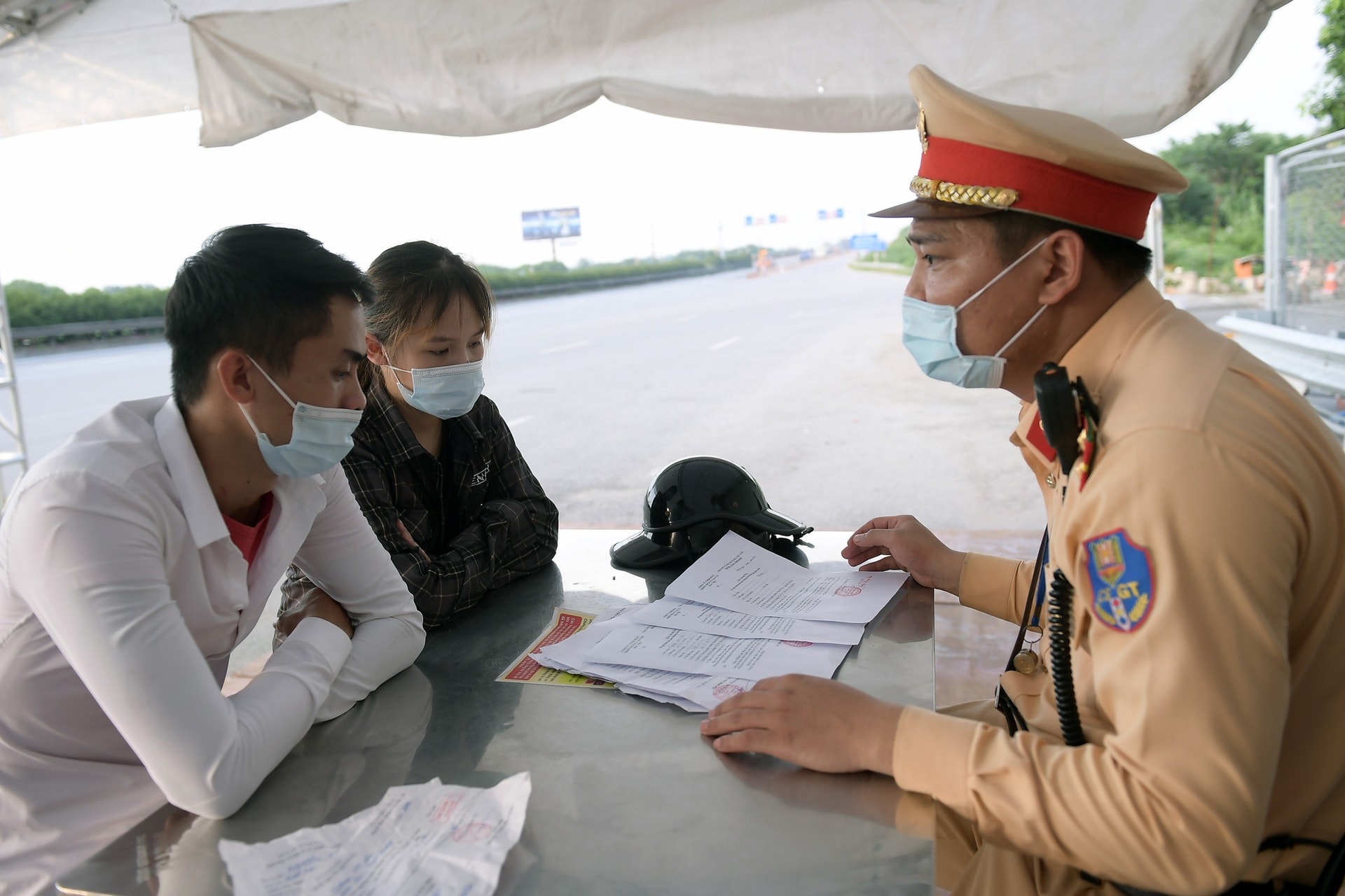 Hà Nội: Nam thanh niên cầm cả tập giấy đi đường để đưa bạn gái 