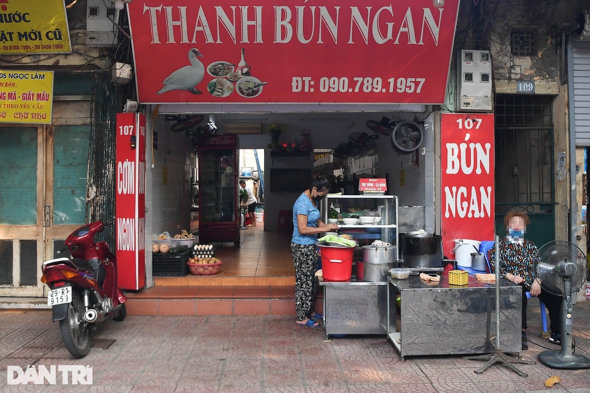 Người dân Hà Nội xách cặp lồng xếp hàng mua phở ở vùng xanh - Ảnh 5.