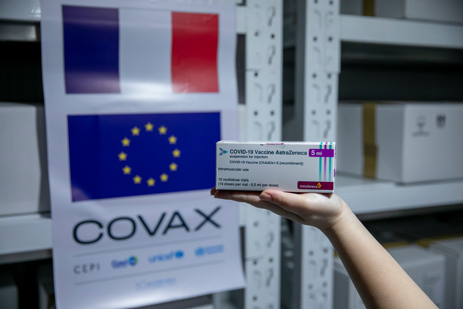 Hà Nội được cấp thêm gần 600.000 liều vaccine COVID-19 - Ảnh 1.
