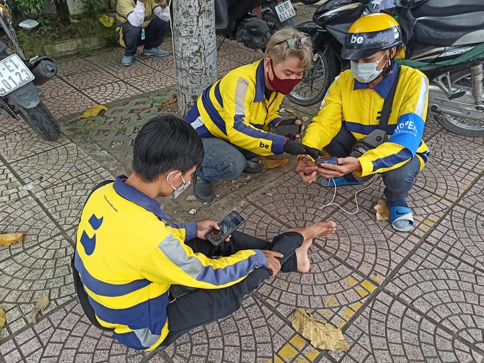 Ngày đầu tiên doanh nghiệp tự xét nghiệm cho shipper: Nhiều tài xế dậy sớm di chuyển 30km đi xét nghiệm - Ảnh 4.