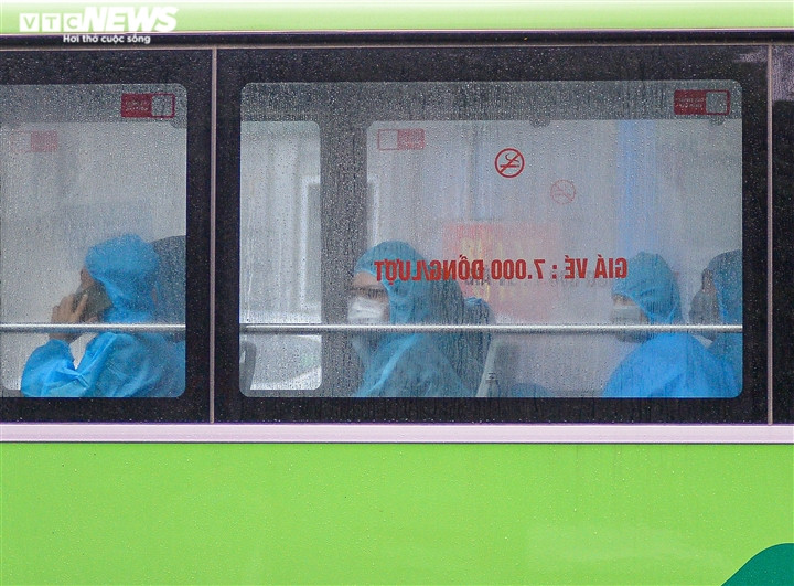 Hà Nội: Công an đội mưa đón 100 công dân ở Thanh Xuân Trung cách ly trở về - Ảnh 2.