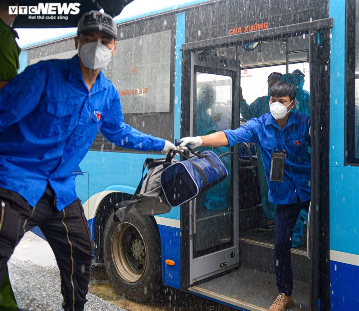 Hà Nội: Công an đội mưa đón 100 công dân ở Thanh Xuân Trung cách ly trở về - Ảnh 7.